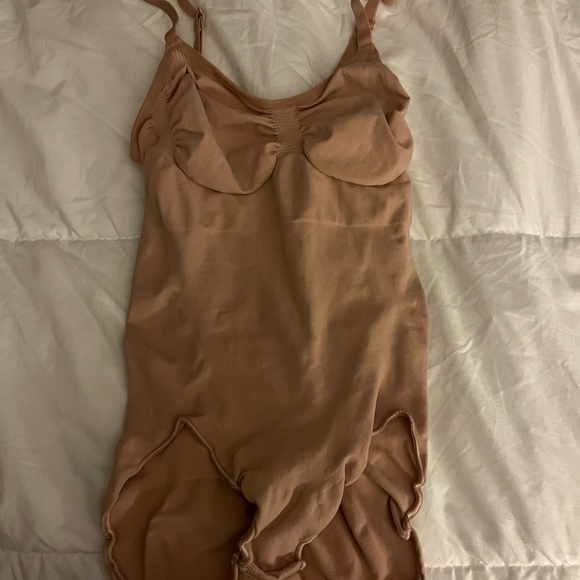 Skims brief bodysuit. Never worn size L/XL - Picture 2 of 3
